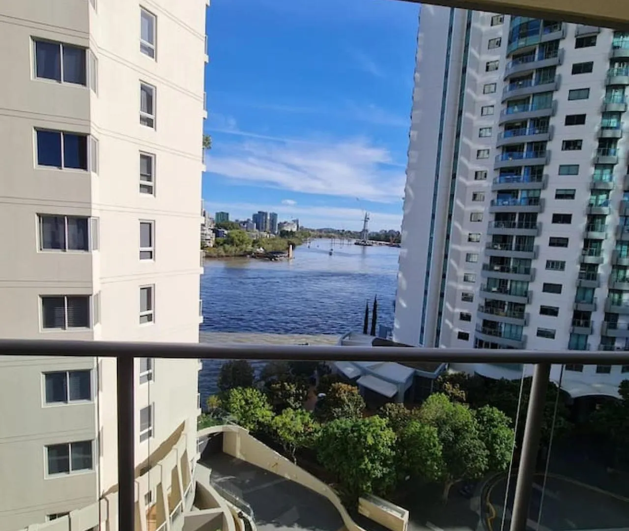 3Br Skyline Oasis W River Views, Gym, Carpark, Fastwifi, Tennis Court, Steam Room Brisbane