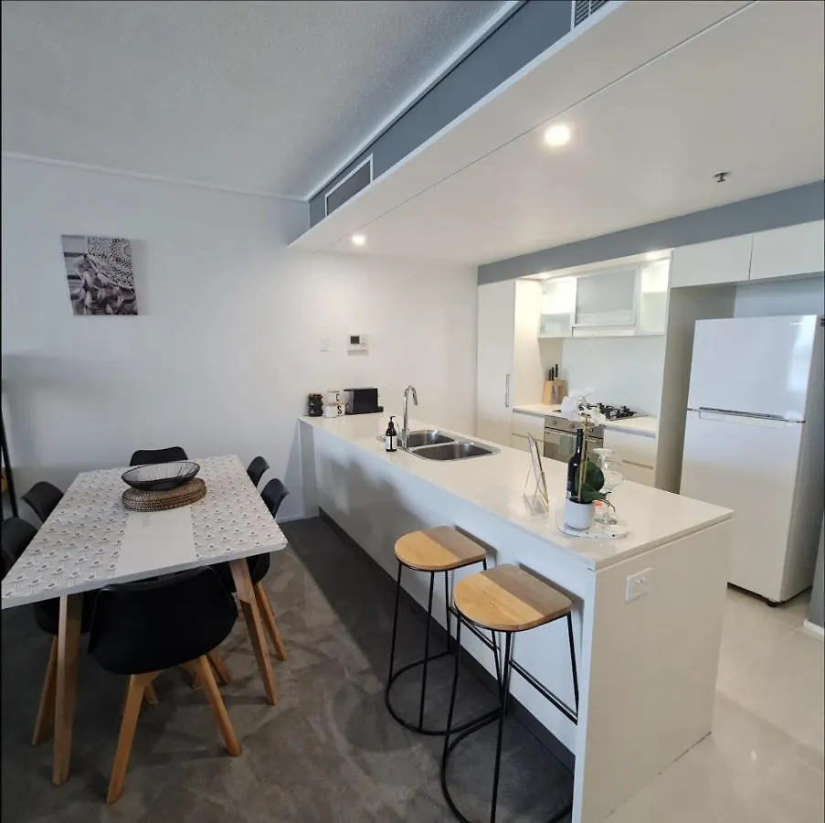 3Br Skyline Oasis W River Views, Gym, Carpark, Fastwifi, Tennis Court, Steam Room Brisbane